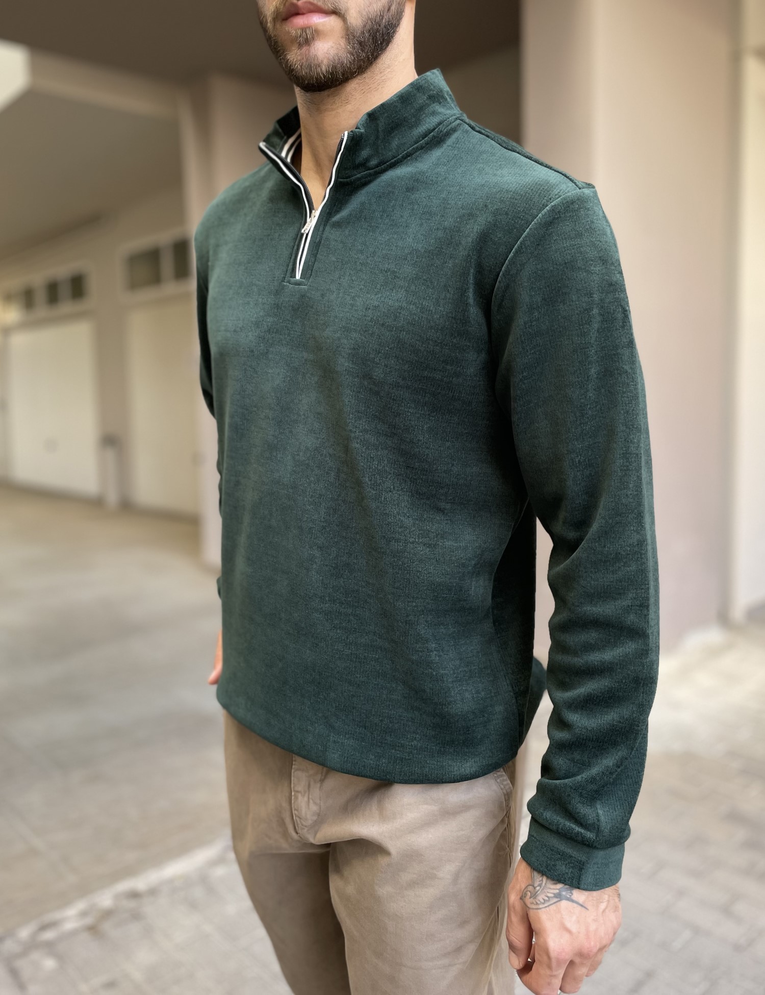 Ανδρικό κυπαρισσί πουλόβερ μονόχρωμο με γιακά και φερμουάρ 4477K φωτογραφία